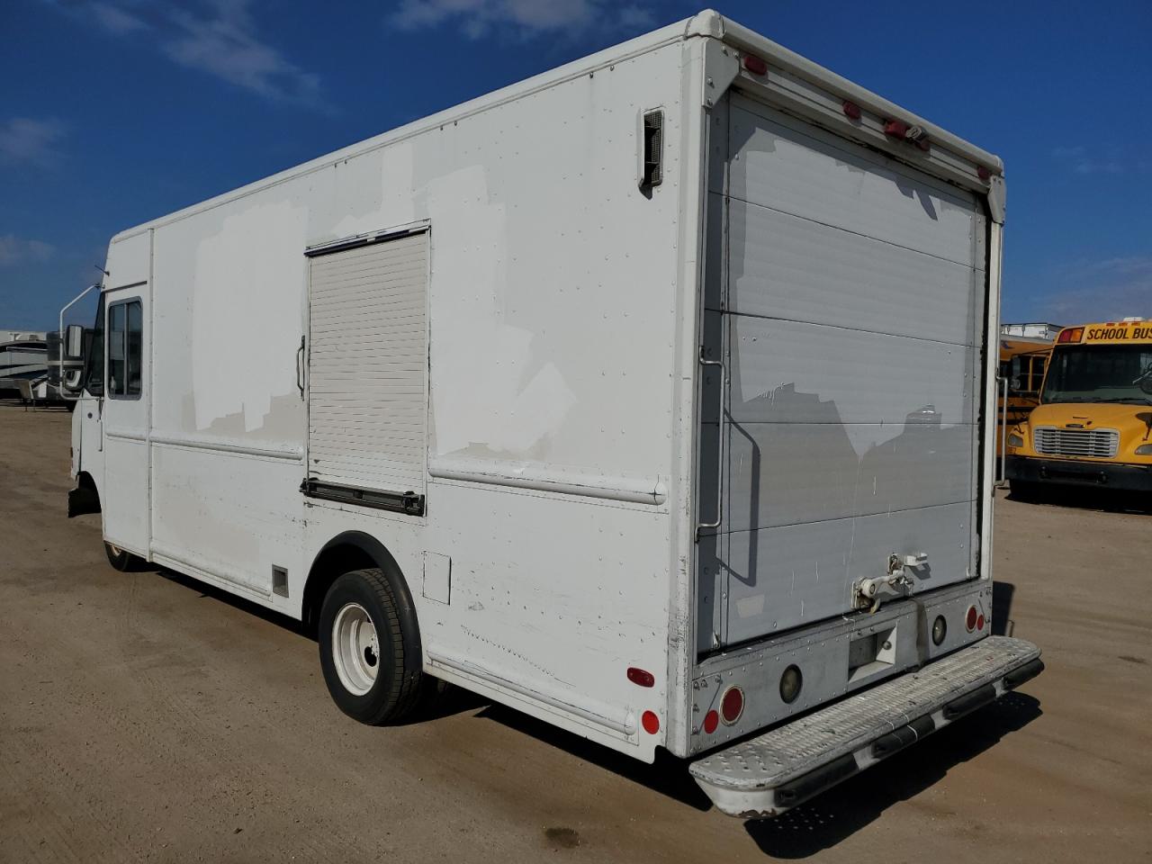 2010 FORD E-450 *** STEP VAN *** photo 2