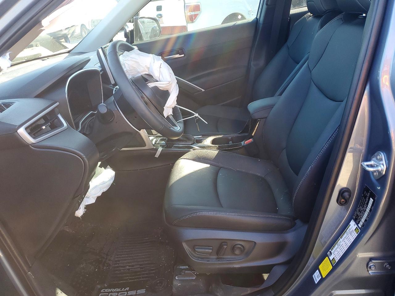 2025 TOYOTA COROLLA CROSS XLE photo 13