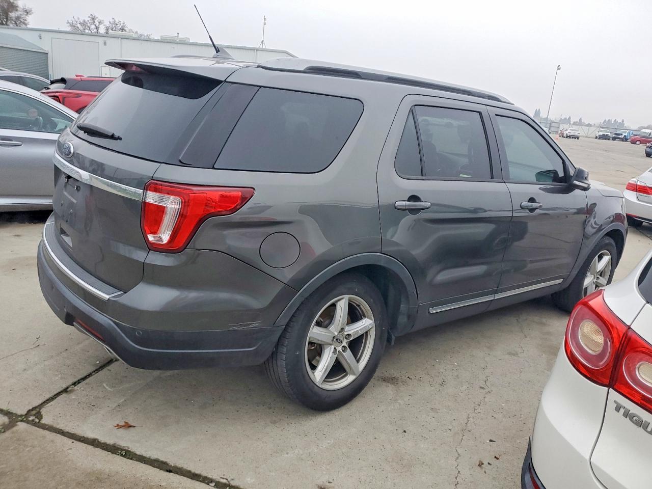 2018 FORD EXPLORER XLT photo 3