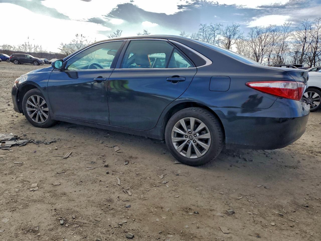 2015 TOYOTA CAMRY LE photo 3