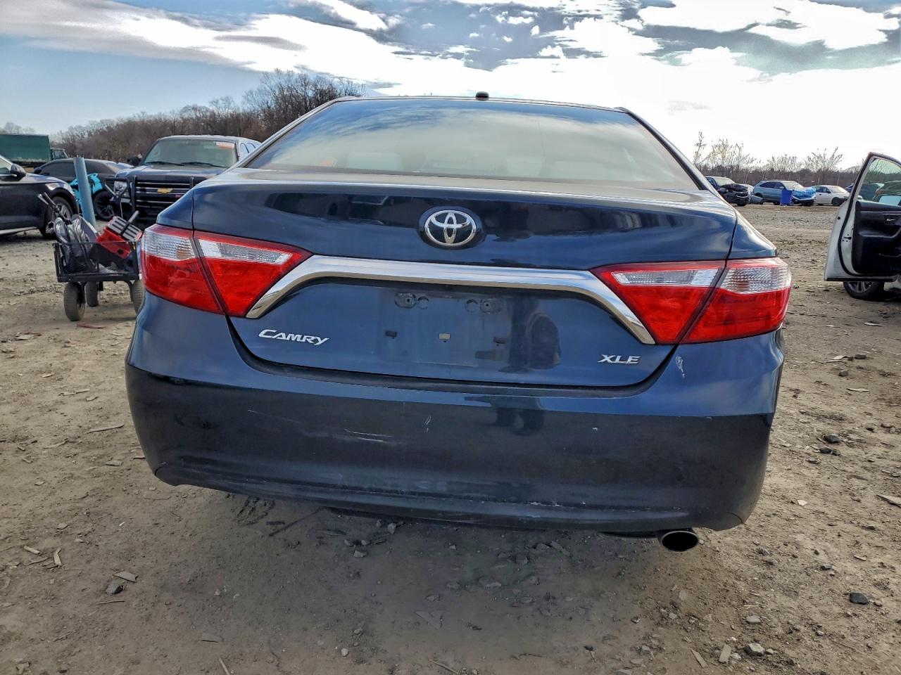 2015 TOYOTA CAMRY LE photo 11