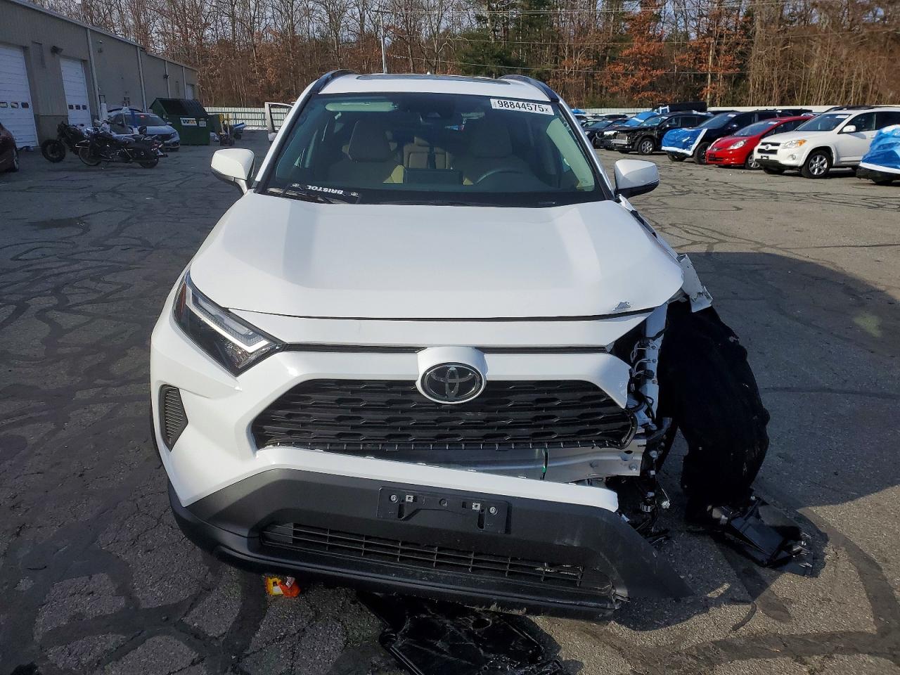2025 TOYOTA RAV4 XLE photo 5