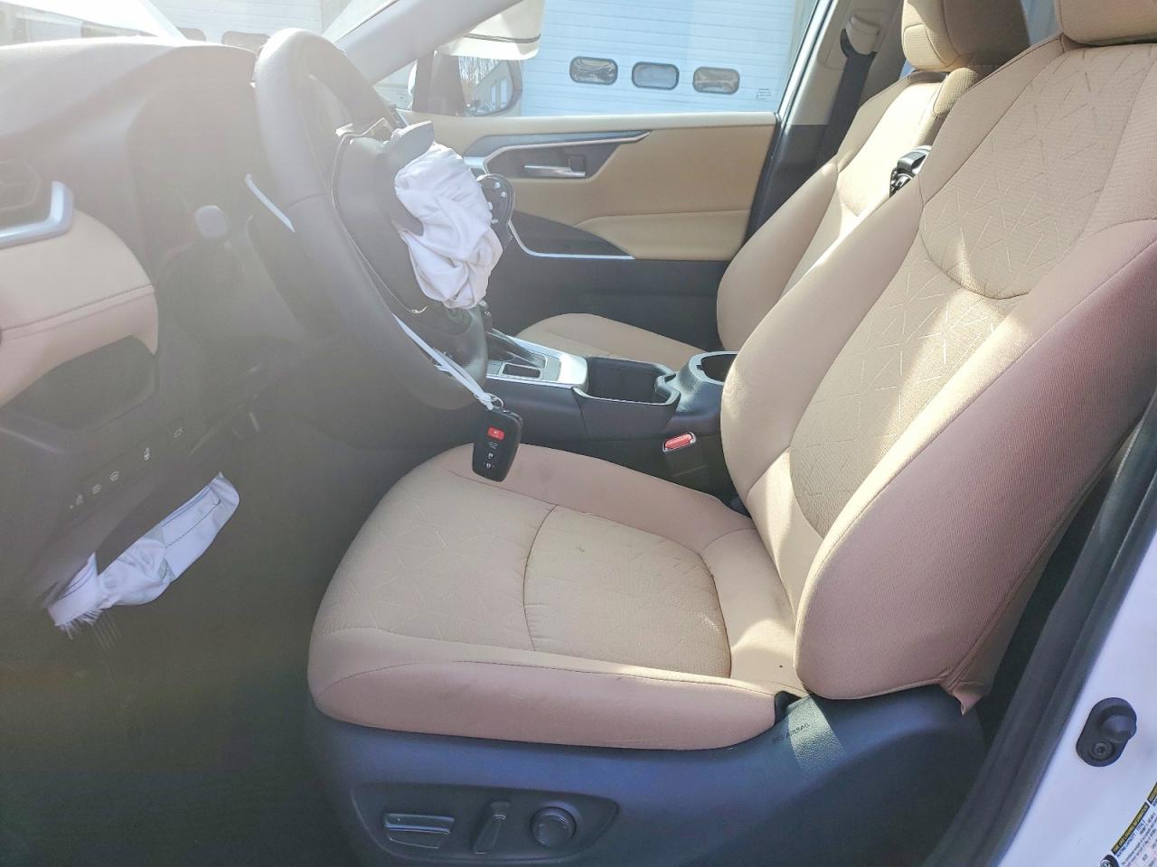 2025 TOYOTA RAV4 XLE photo 7