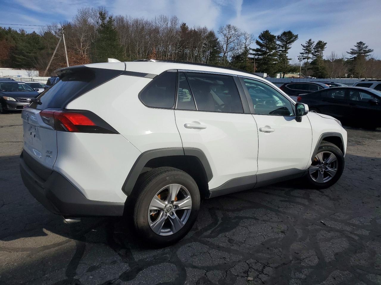2025 TOYOTA RAV4 XLE photo 3