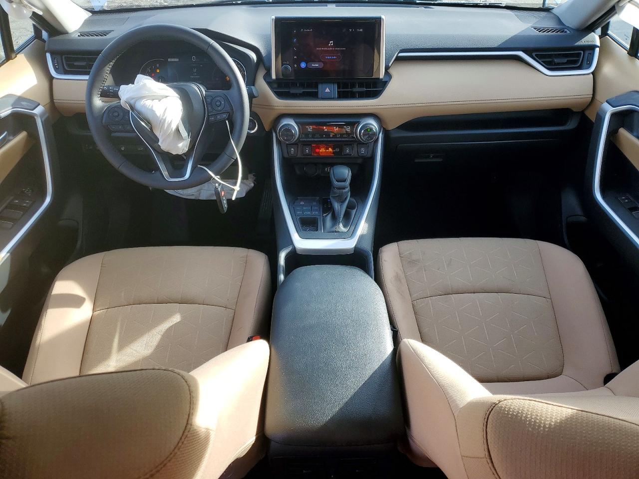 2025 TOYOTA RAV4 XLE photo 8