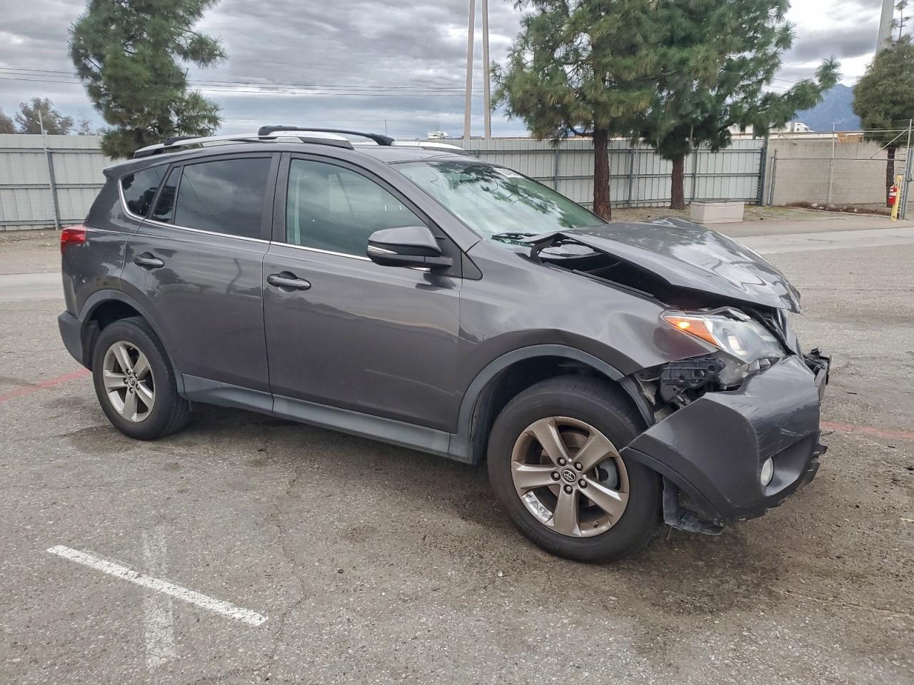 2015 TOYOTA RAV4 XLE photo 4