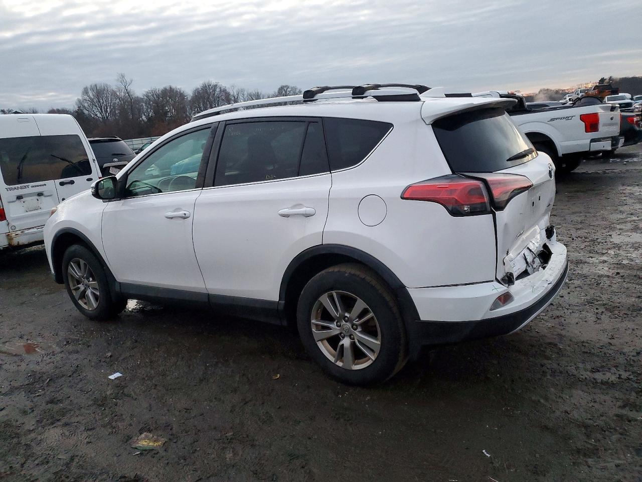 2016 TOYOTA RAV4 XLE photo 2