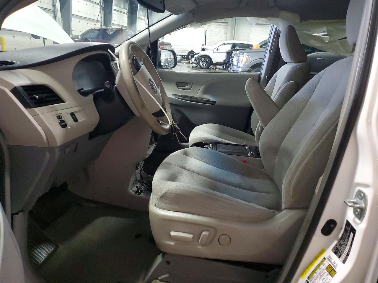 2014 TOYOTA SIENNA LE 8-PASSENGER photo 7