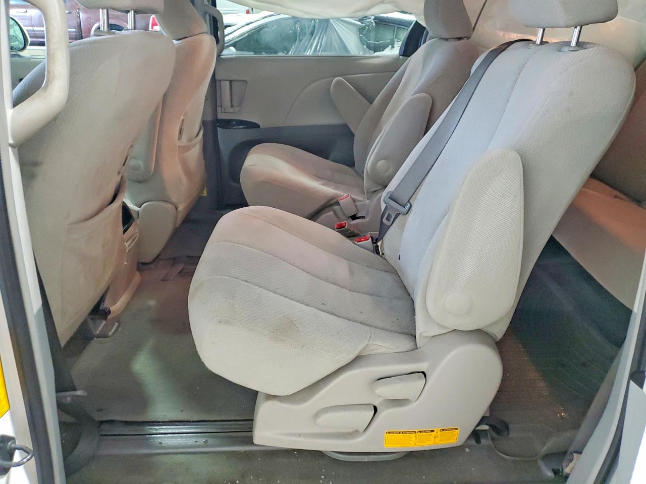 2014 TOYOTA SIENNA LE 8-PASSENGER photo 11