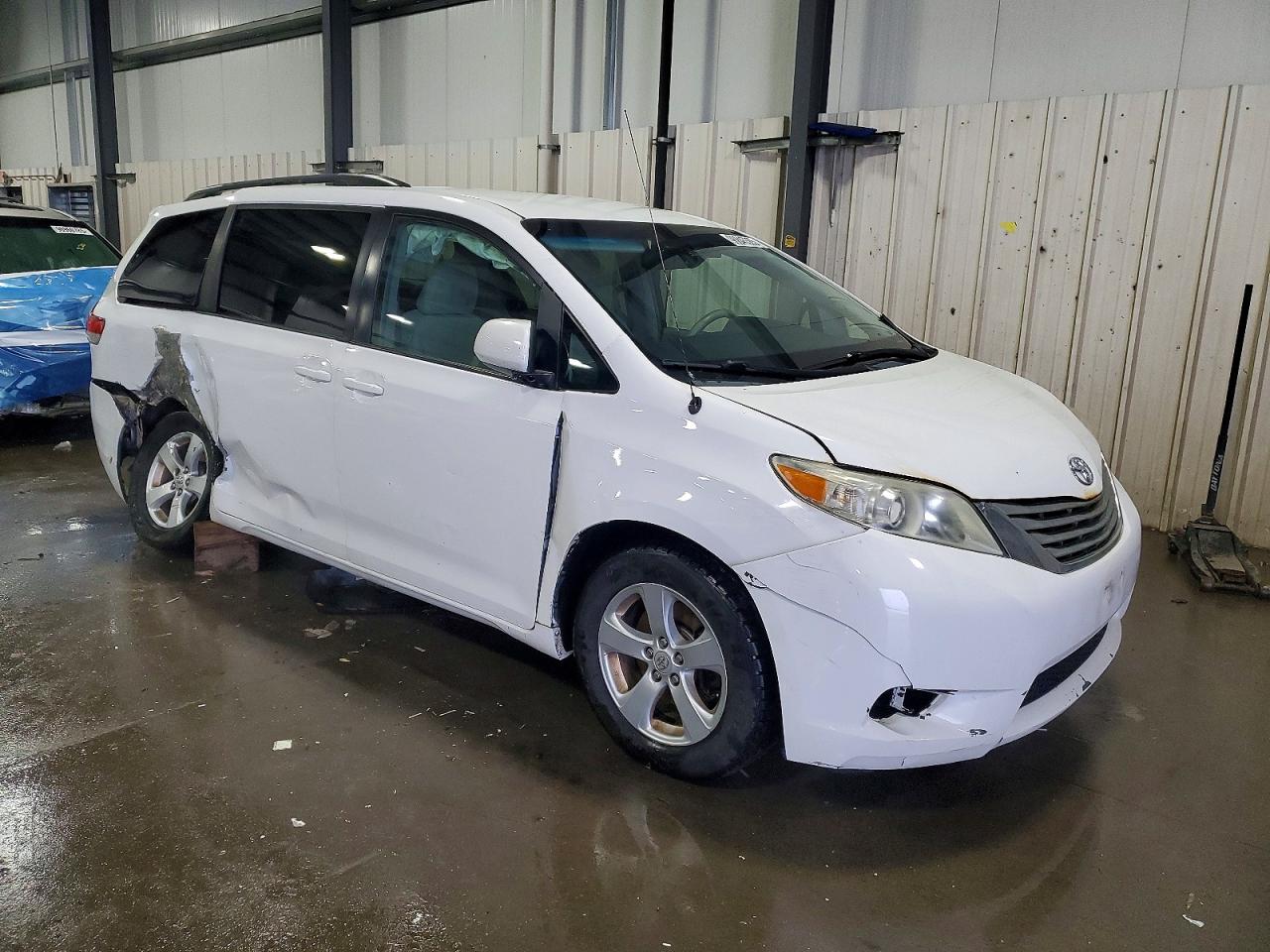 2014 TOYOTA SIENNA LE 8-PASSENGER photo 4