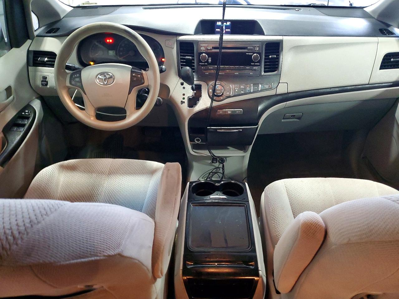 2014 TOYOTA SIENNA LE 8-PASSENGER photo 8