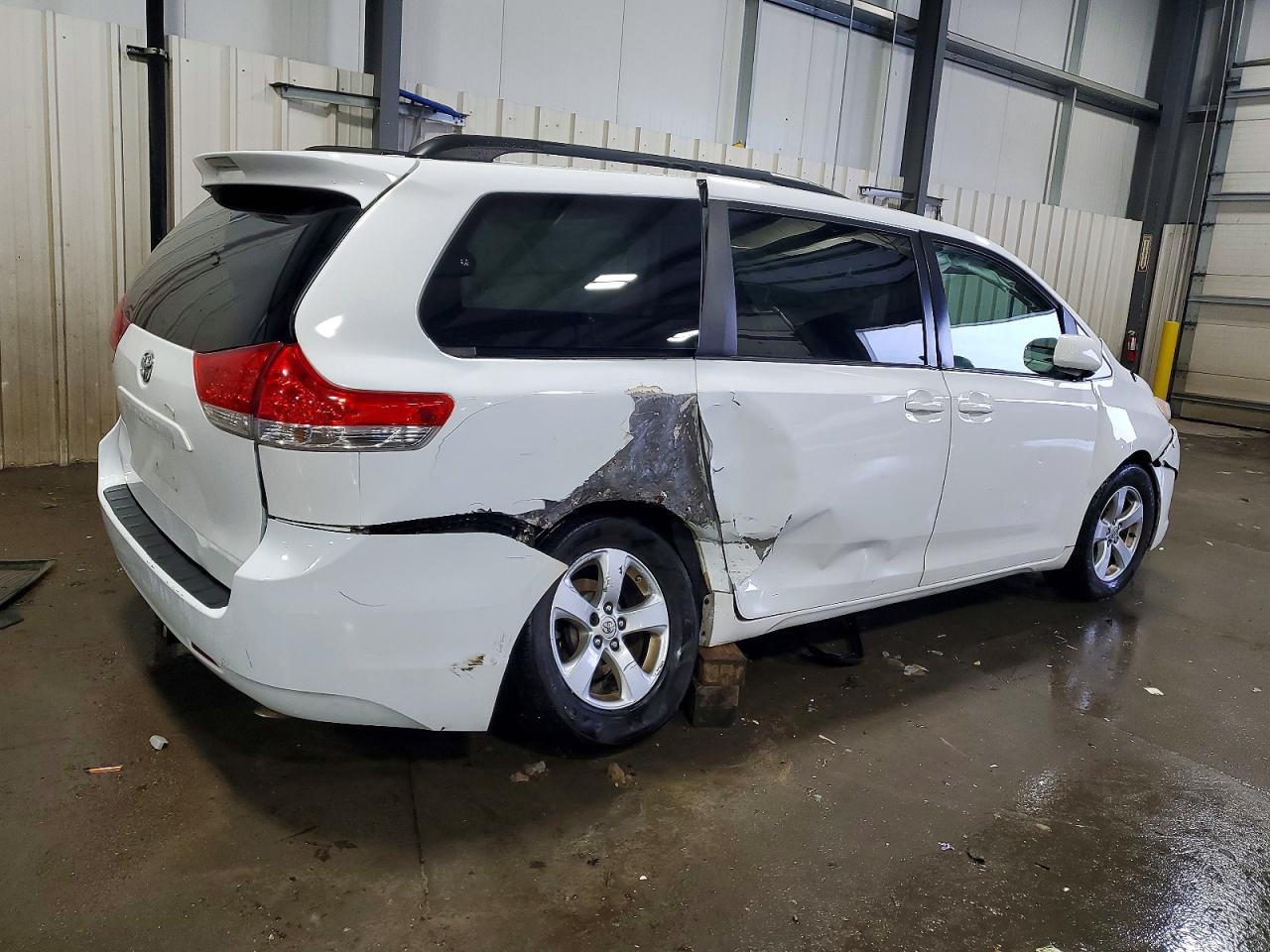 2014 TOYOTA SIENNA LE 8-PASSENGER photo 3