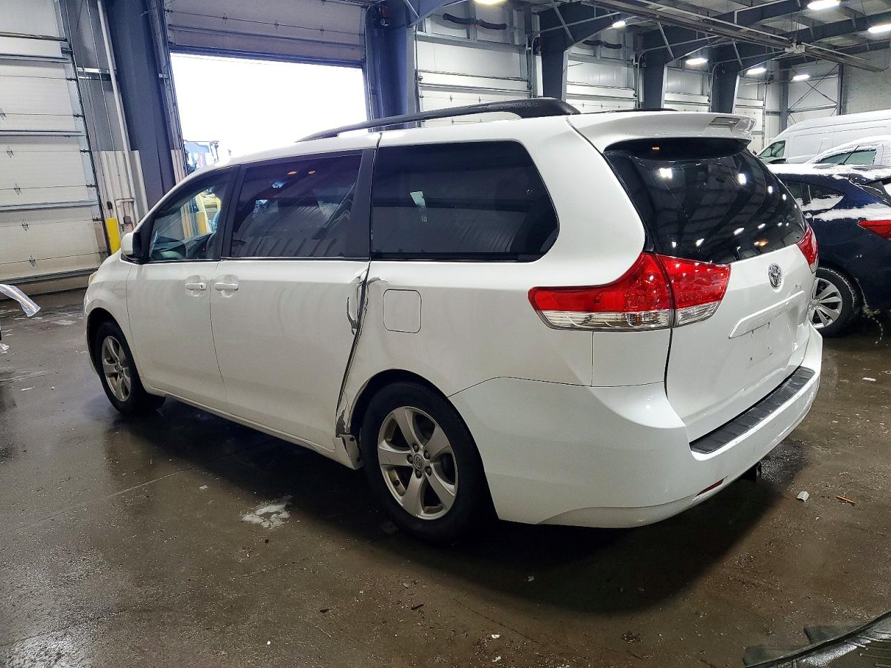 2014 TOYOTA SIENNA LE 8-PASSENGER photo 2