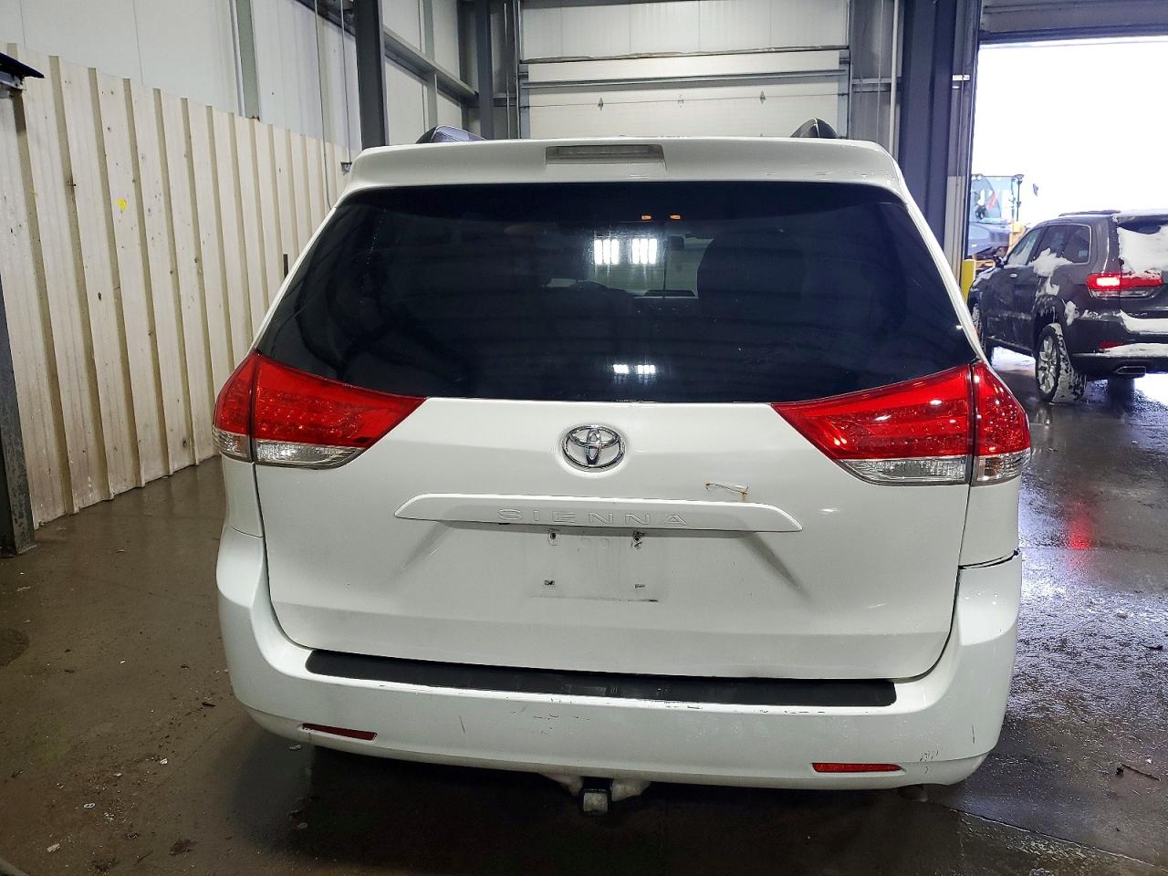 2014 TOYOTA SIENNA LE 8-PASSENGER photo 6