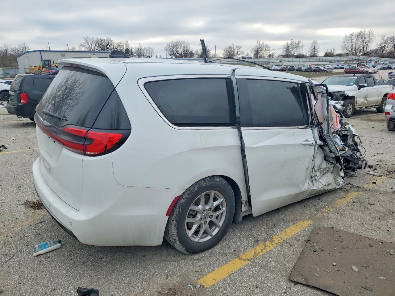 2023 CHRYSLER PACIFICA TOURING L photo 3