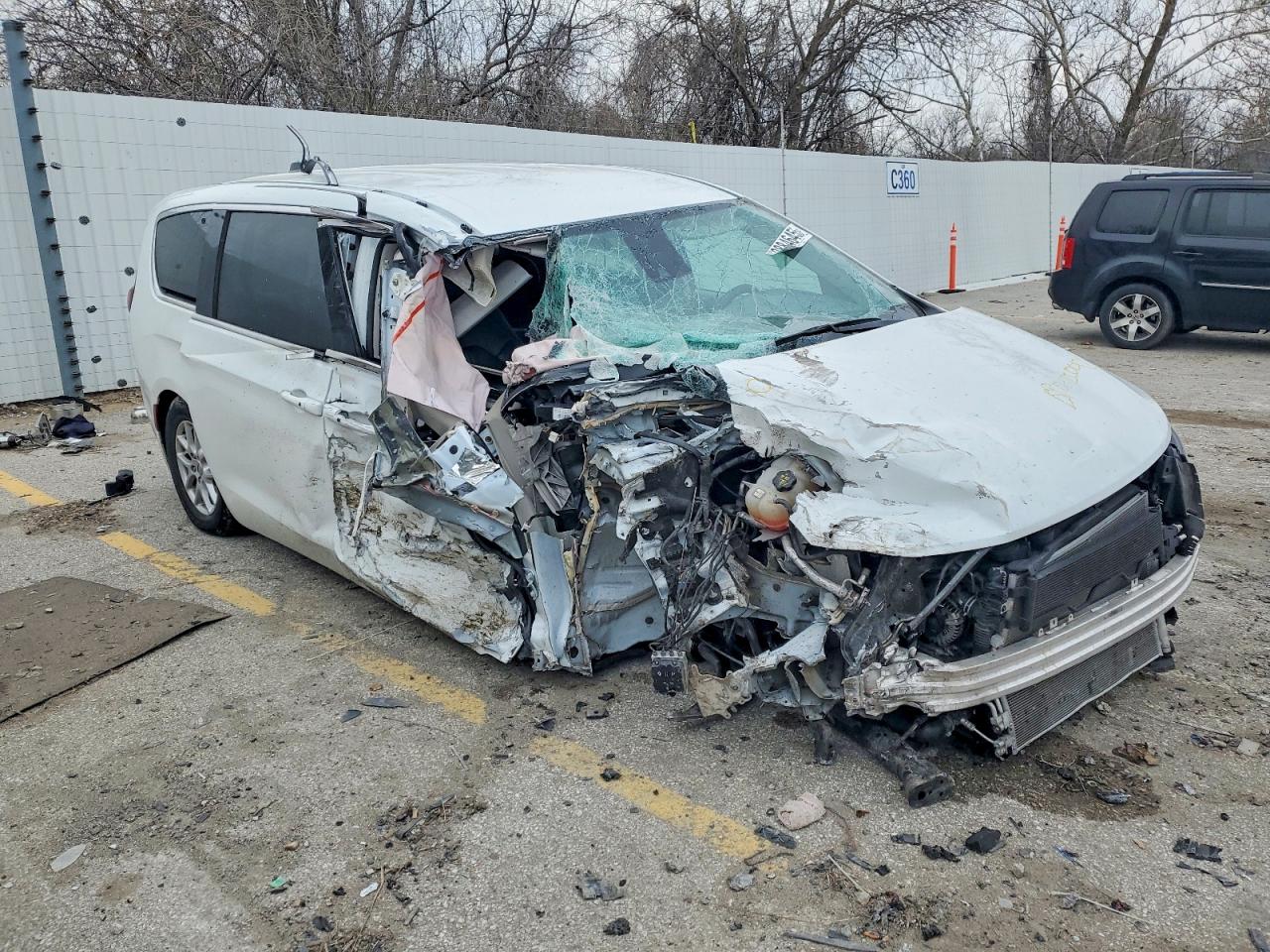 2023 CHRYSLER PACIFICA TOURING L photo 4