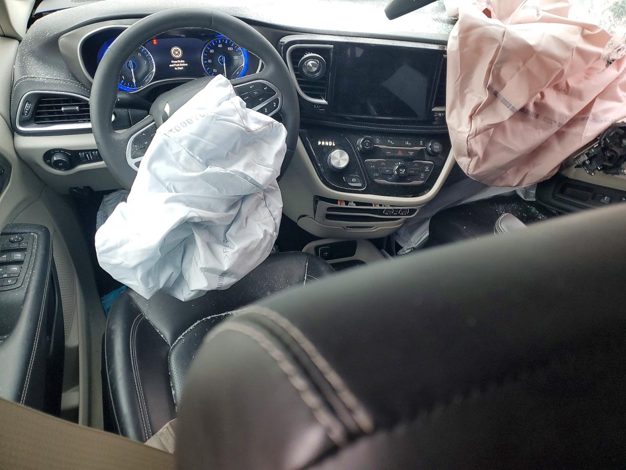 2023 CHRYSLER PACIFICA TOURING L photo 8
