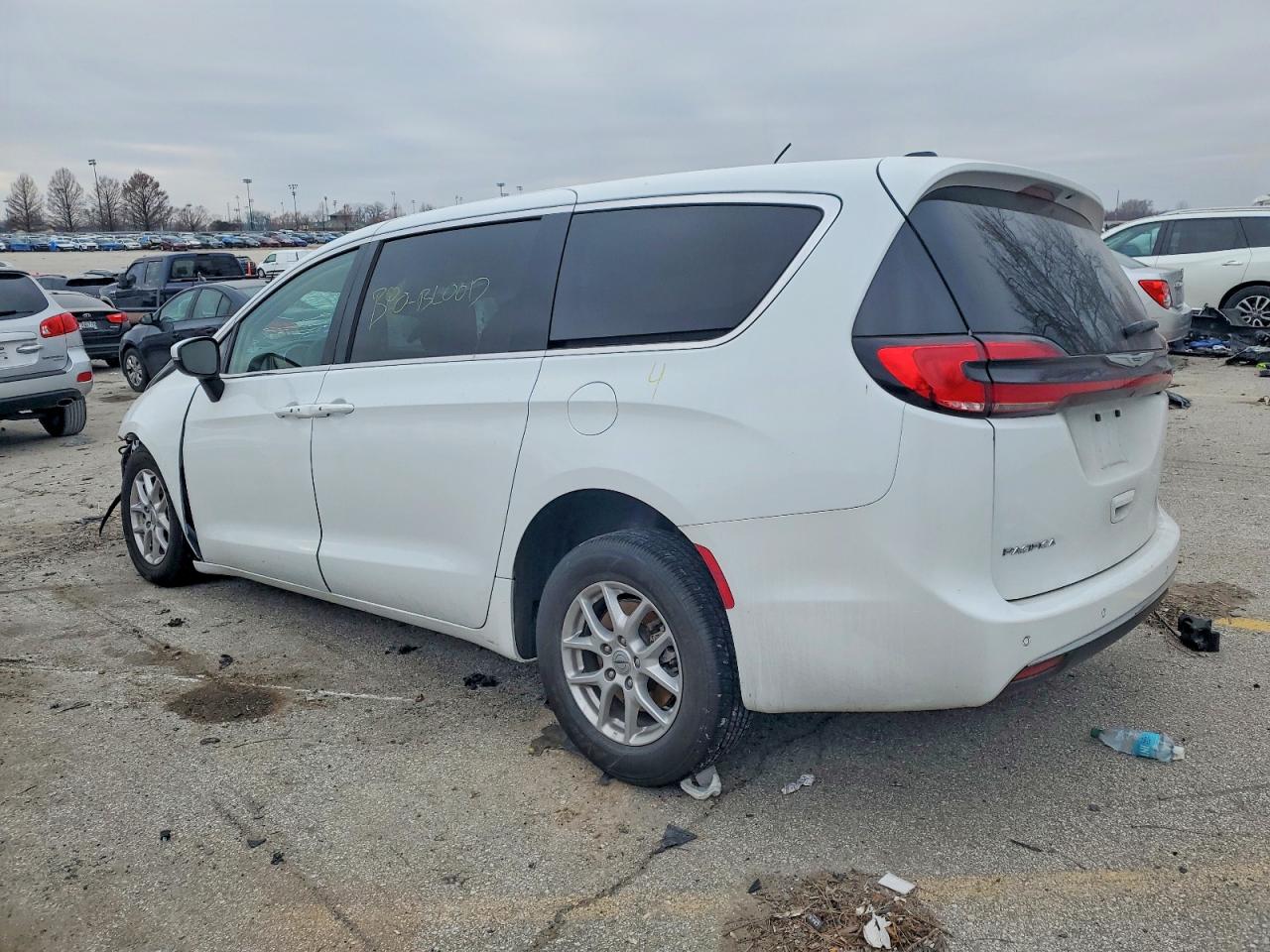2023 CHRYSLER PACIFICA TOURING L photo 2