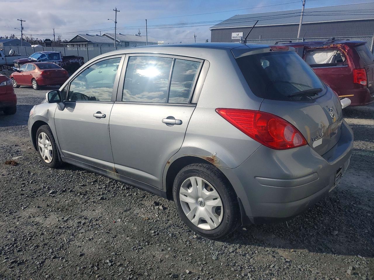 2011 NISSAN VERSA S photo 3