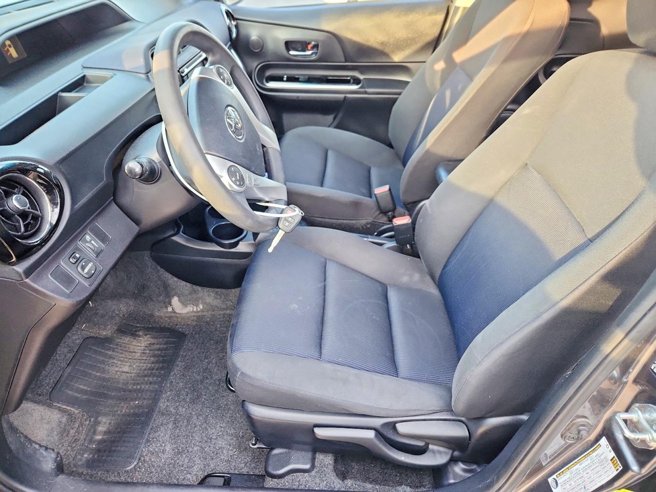 2015 TOYOTA PRIUS photo 7