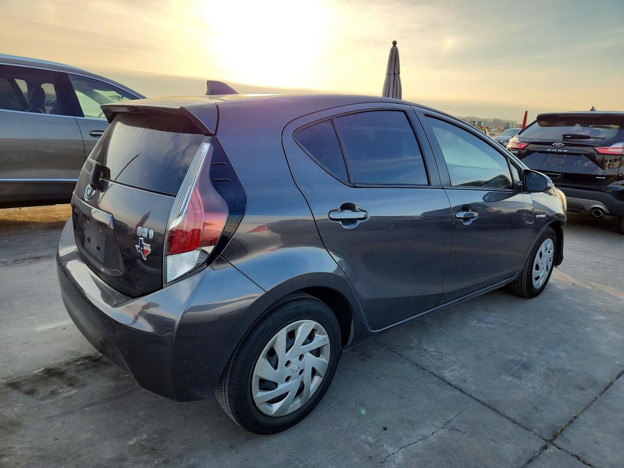 2015 TOYOTA PRIUS photo 3