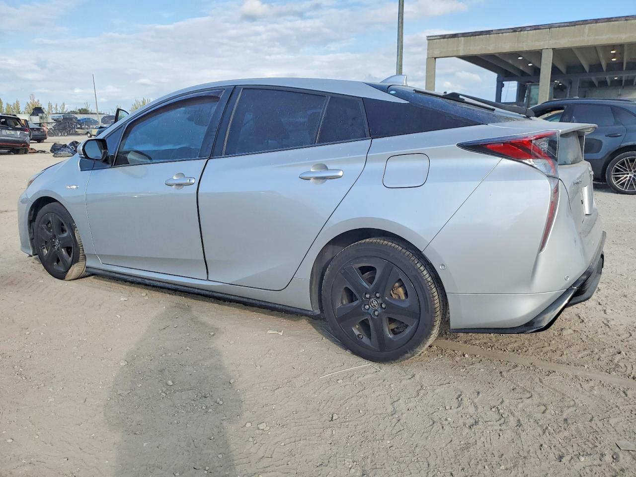 2018 TOYOTA PRIUS photo 2
