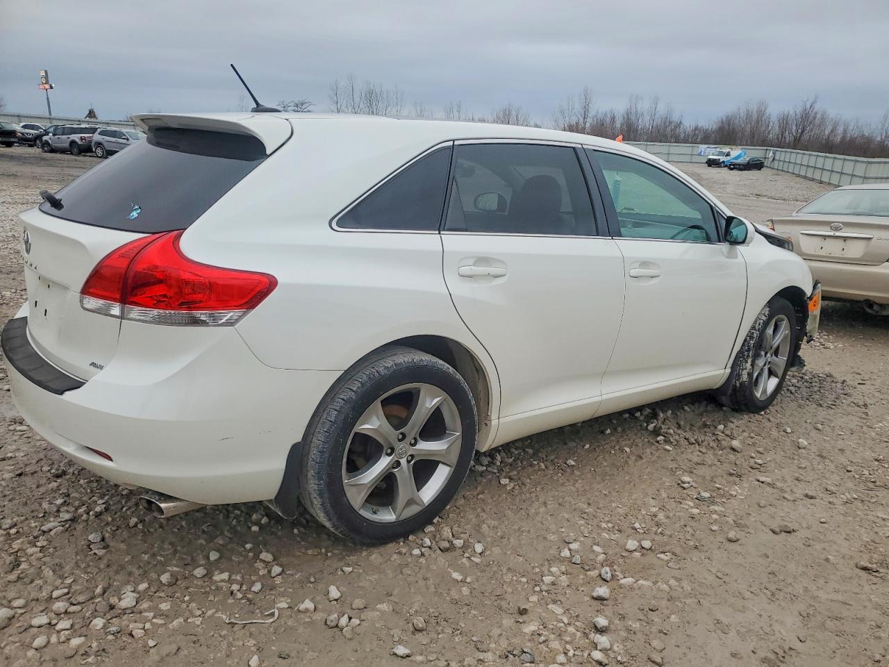 2011 TOYOTA VENZA photo 3