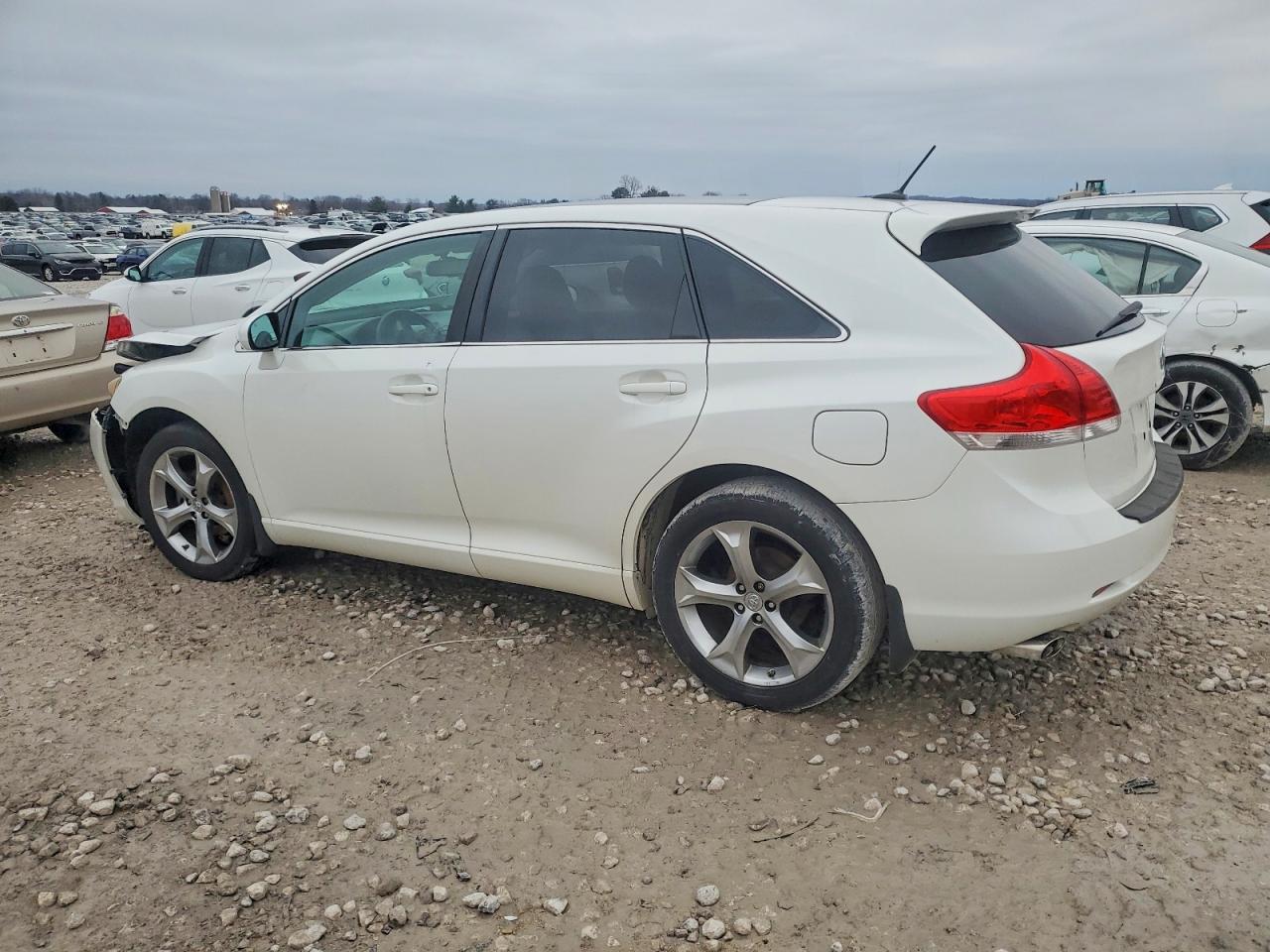 2011 TOYOTA VENZA photo 2