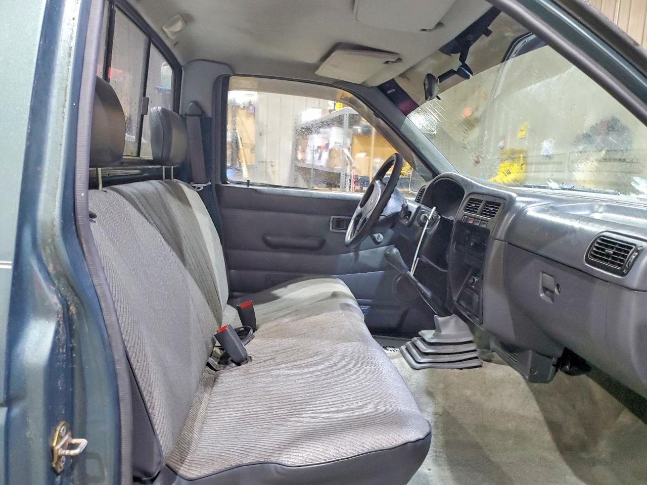 1995 NISSAN TRUCK BASE photo 10