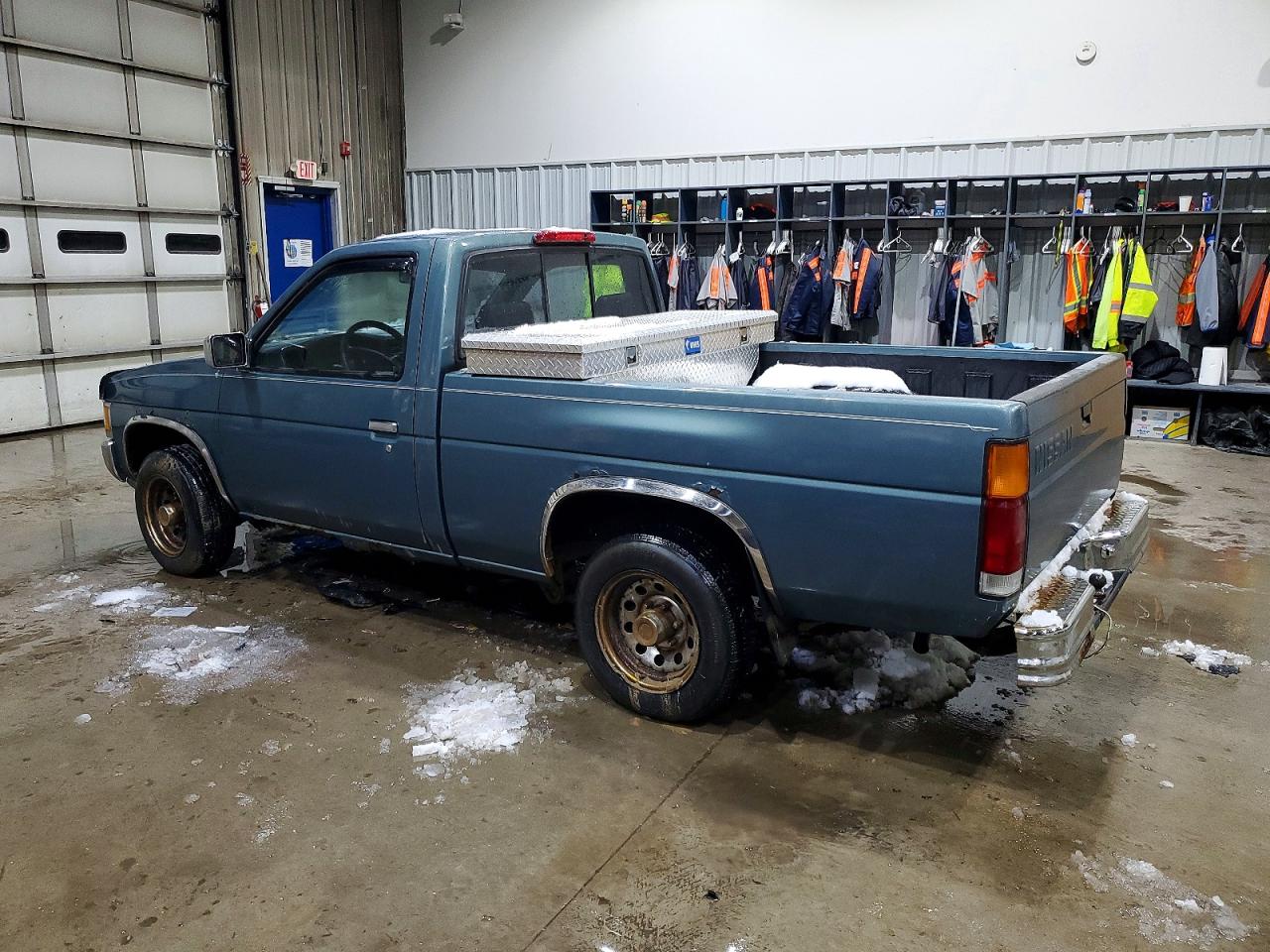 1995 NISSAN TRUCK BASE photo 2