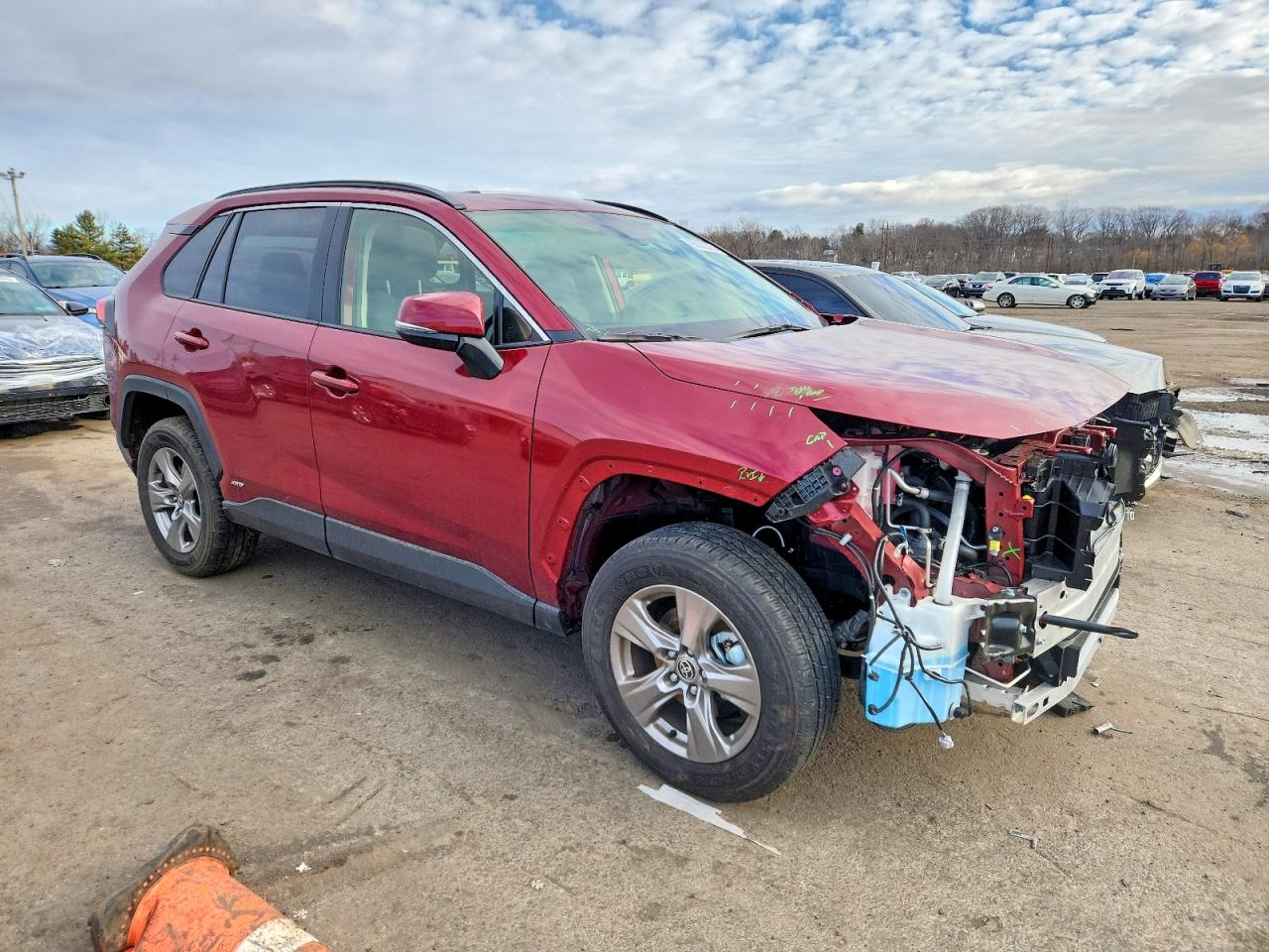 2025 TOYOTA RAV4 XLE photo 4
