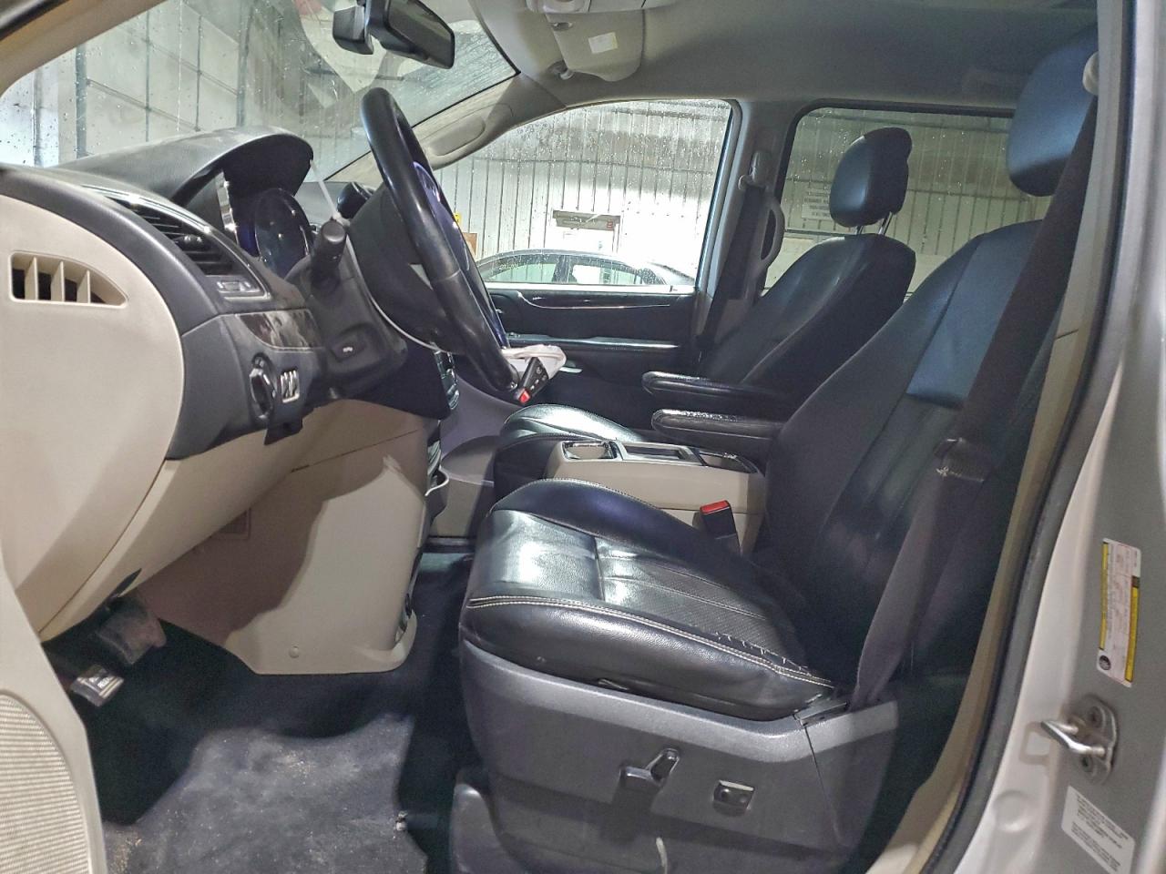 2012 CHRYSLER TOWN & COUNTRY TOURING L photo 7