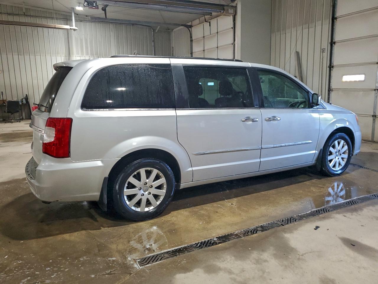 2012 CHRYSLER TOWN & COUNTRY TOURING L photo 3