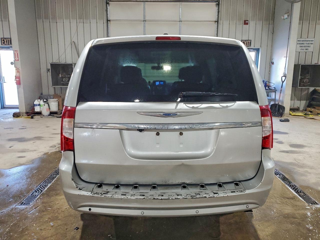 2012 CHRYSLER TOWN & COUNTRY TOURING L photo 6