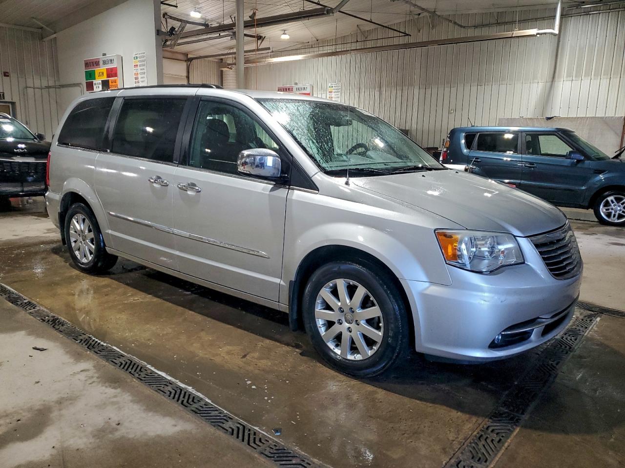 2012 CHRYSLER TOWN & COUNTRY TOURING L photo 4