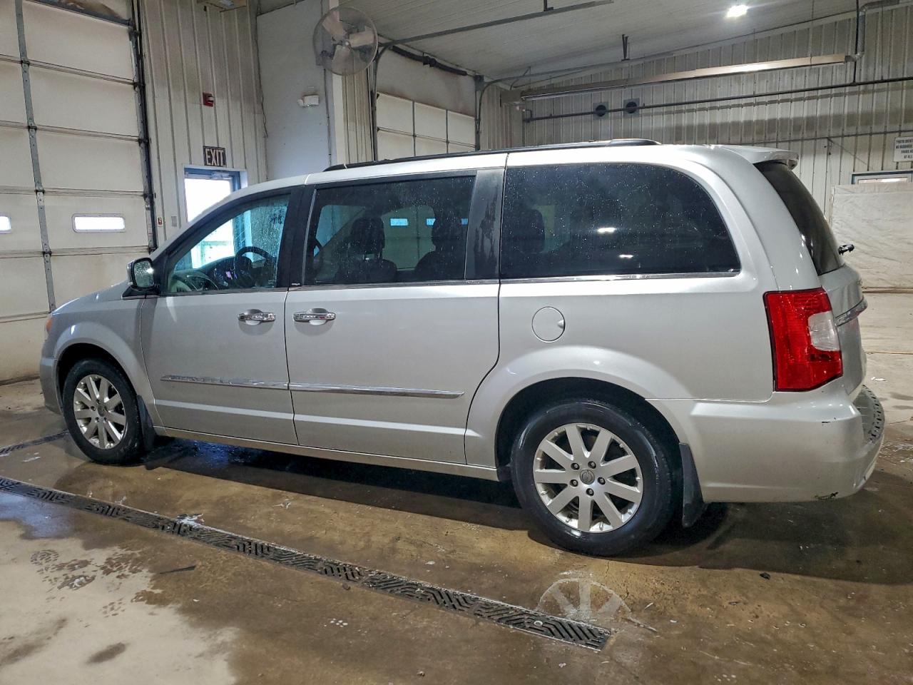 2012 CHRYSLER TOWN & COUNTRY TOURING L photo 2