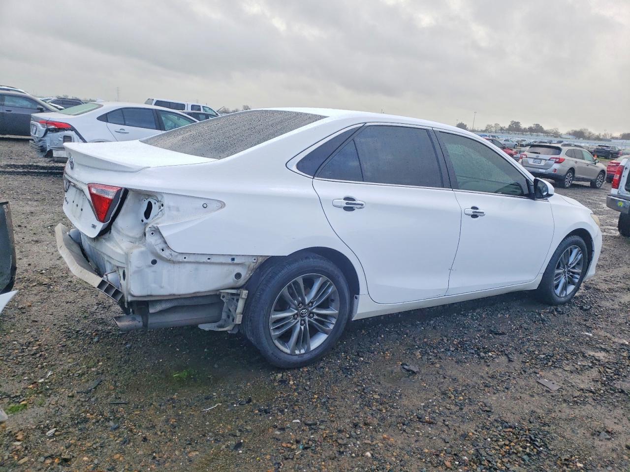 2016 TOYOTA CAMRY LE photo 3