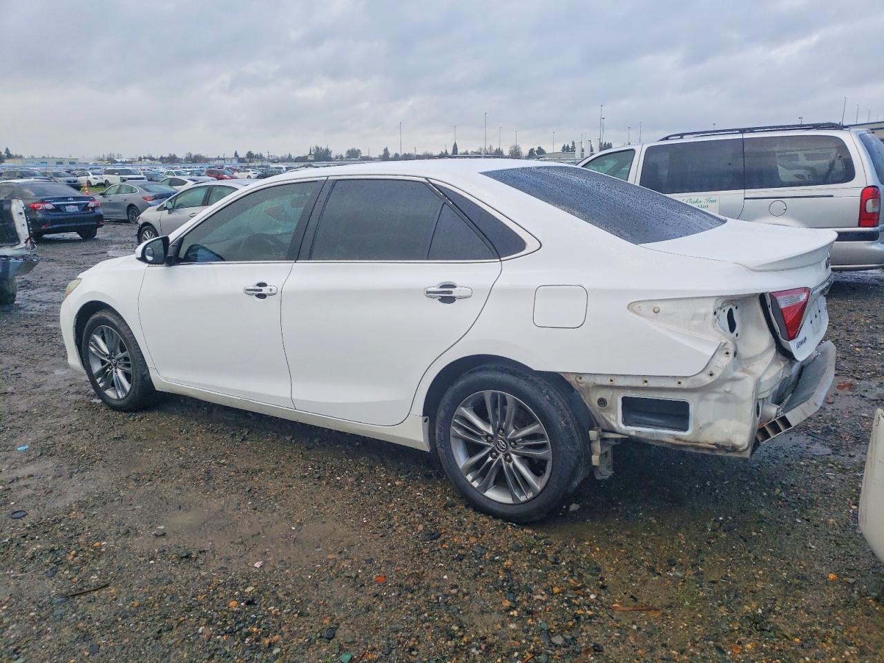 2016 TOYOTA CAMRY LE photo 2