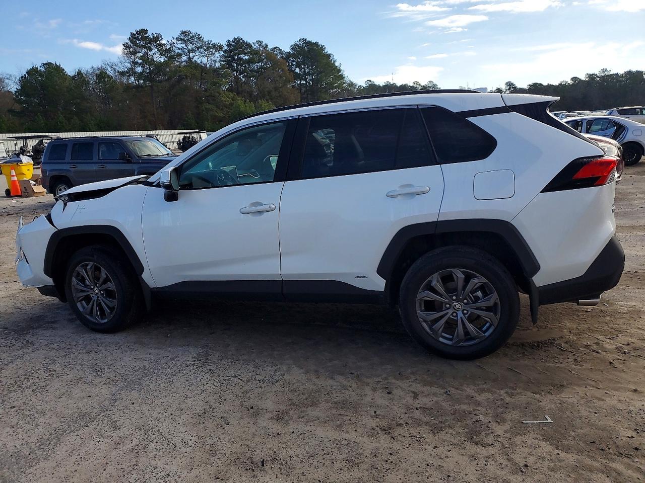 2024 TOYOTA RAV4 XLE PREMIUM photo 3