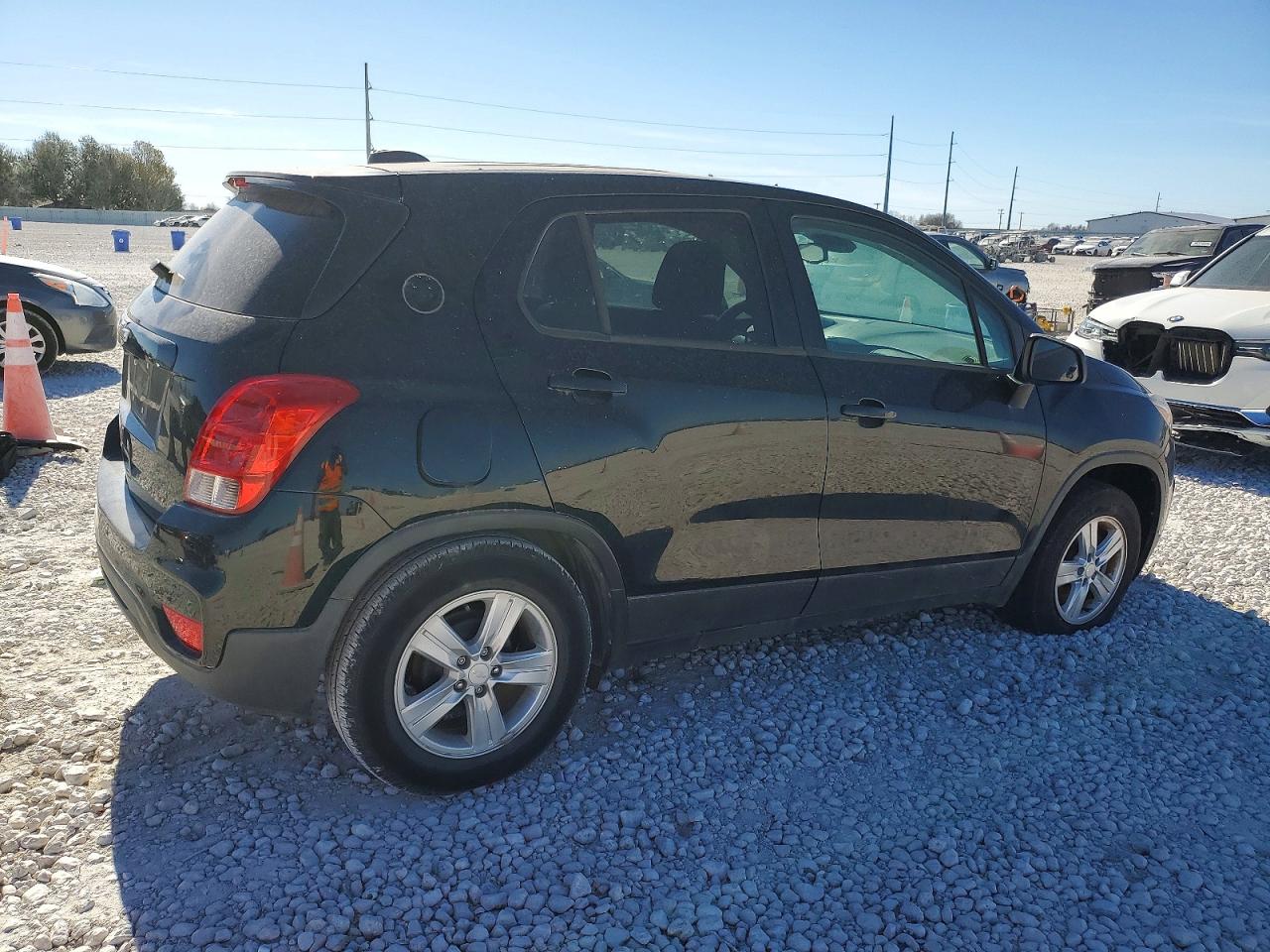 2020 CHEVROLET TRAX LS photo 3