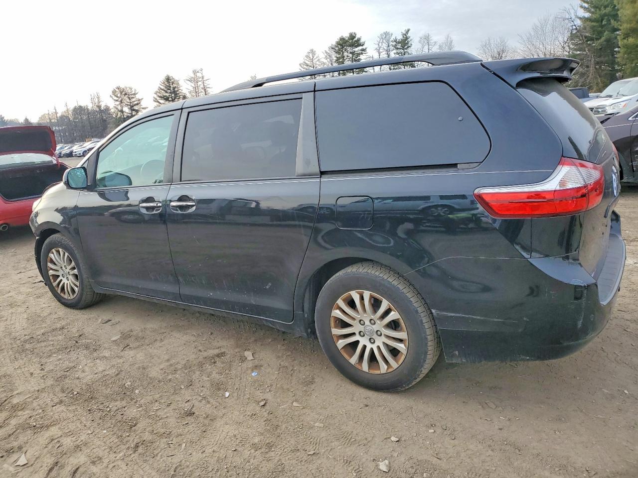 2017 TOYOTA SIENNA XLE PREMIUM 8-PASSENGER photo 3
