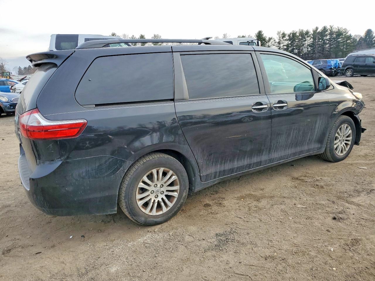 2017 TOYOTA SIENNA XLE PREMIUM 8-PASSENGER photo 5