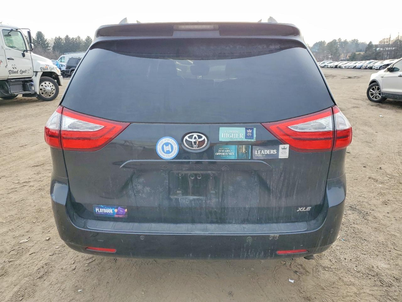 2017 TOYOTA SIENNA XLE PREMIUM 8-PASSENGER photo 11