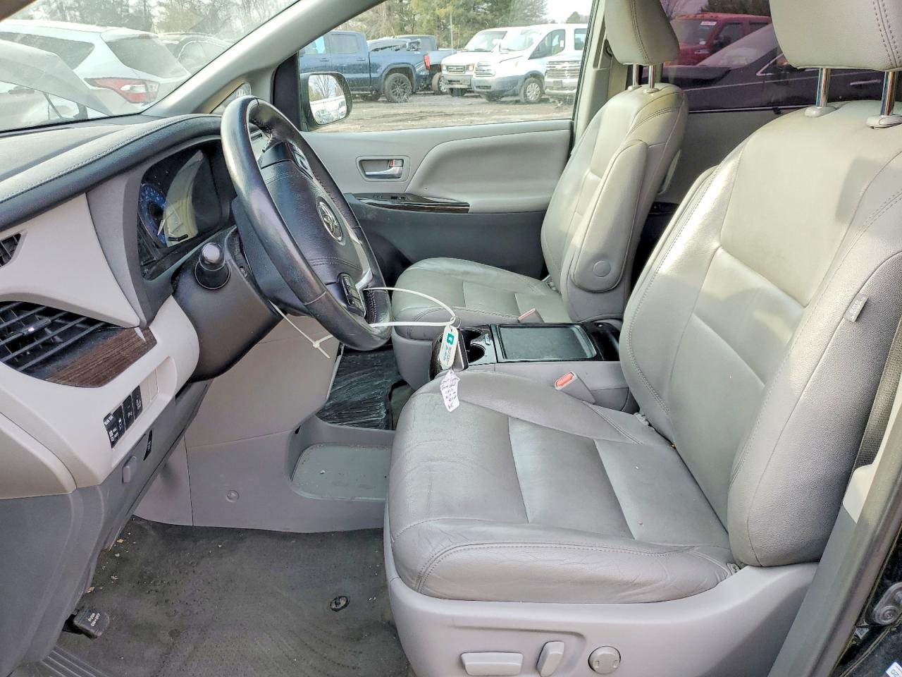 2017 TOYOTA SIENNA XLE PREMIUM 8-PASSENGER photo 13