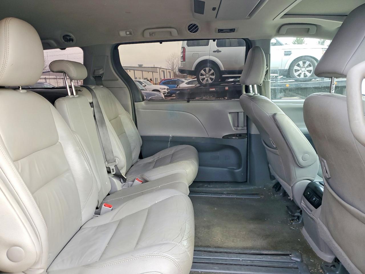 2017 TOYOTA SIENNA XLE PREMIUM 8-PASSENGER photo 21