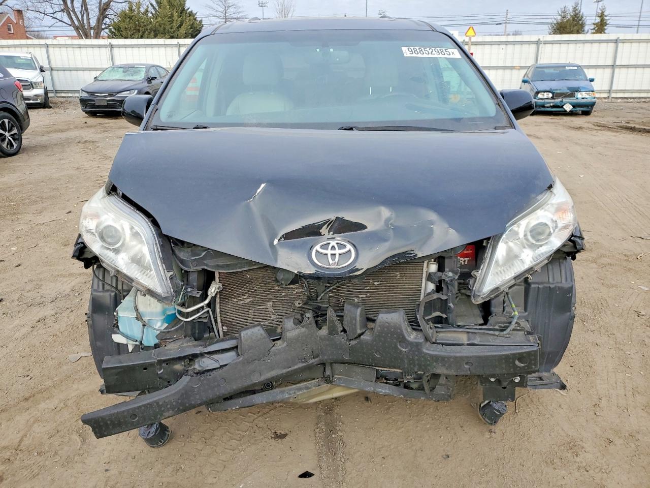 2017 TOYOTA SIENNA XLE PREMIUM 8-PASSENGER photo 9