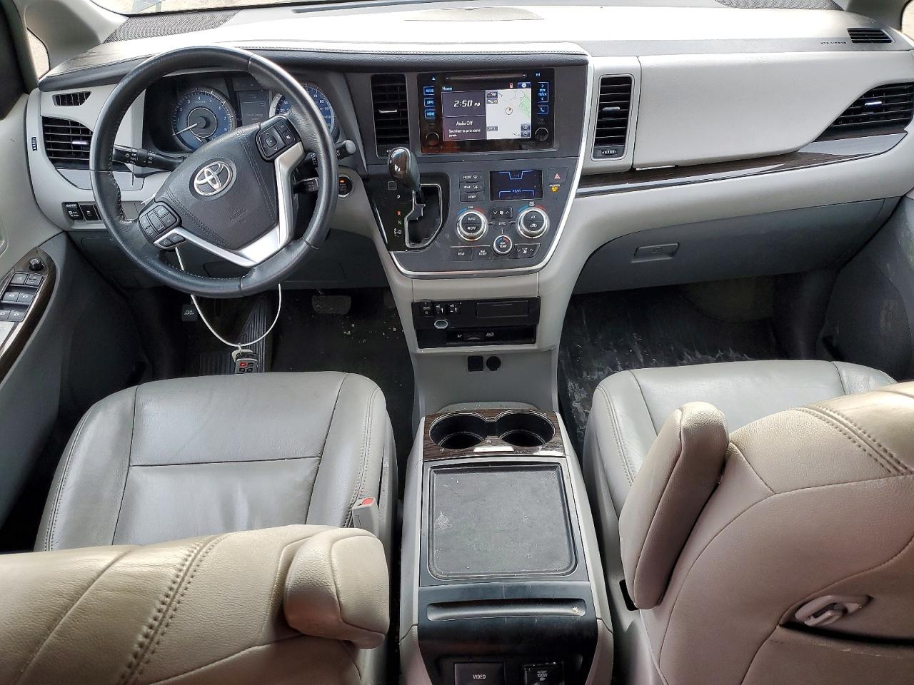 2017 TOYOTA SIENNA XLE PREMIUM 8-PASSENGER photo 15