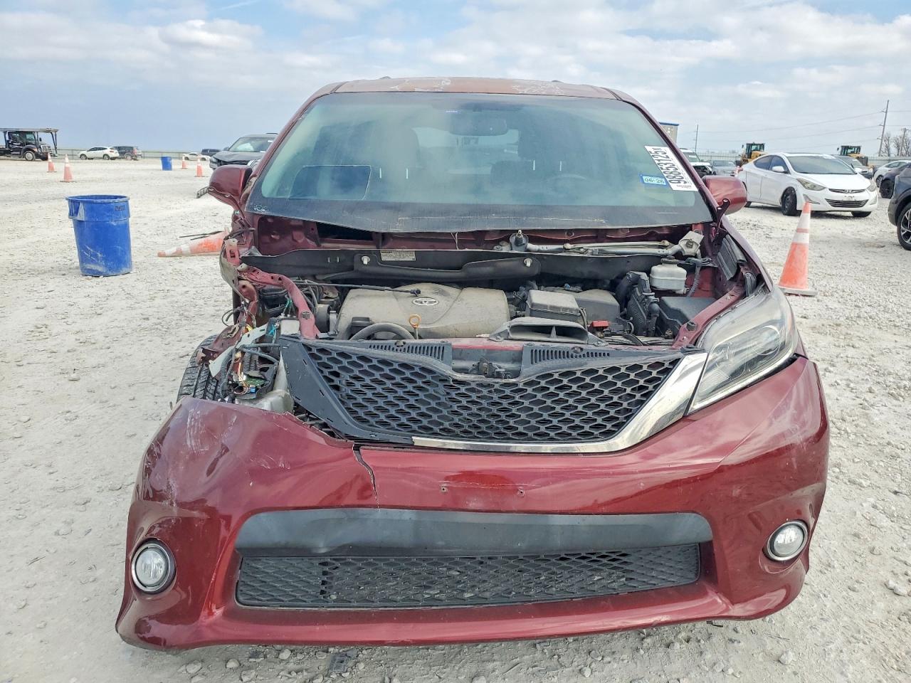 2017 TOYOTA SIENNA SE 8-PASSENGER photo 5
