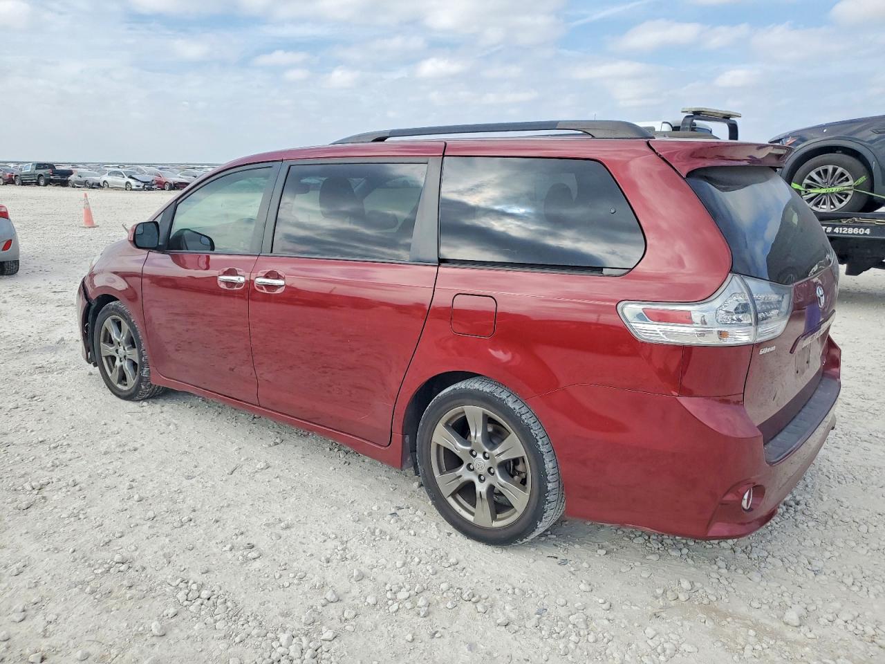 2017 TOYOTA SIENNA SE 8-PASSENGER photo 2