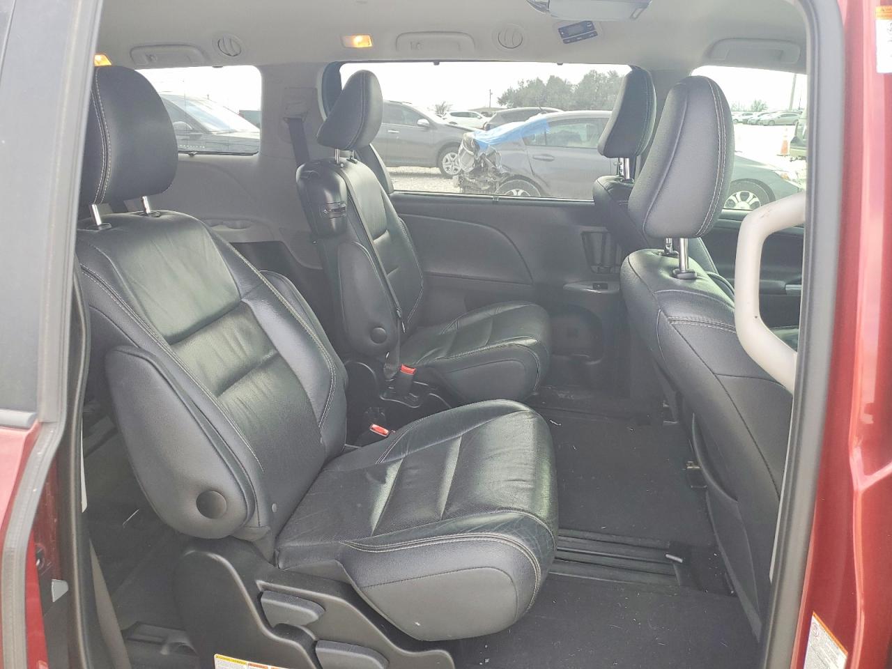 2017 TOYOTA SIENNA SE 8-PASSENGER photo 11